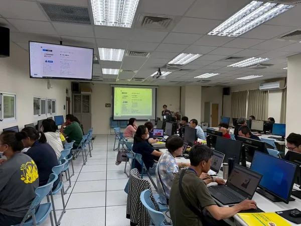 國立臺東專科學校工作坊 電腦教室全景